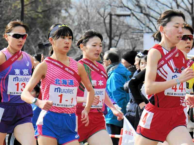 1区でスタートする熊本の尾方唯莉（日体大、中央）＝たけびしスタジアム京都