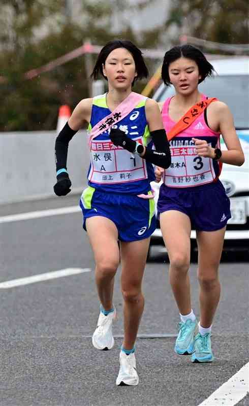 7区残り約2キロ。水俣市Aの田上莉子選手（左）が、津奈木町Aの吉野紗也香選手をかわしトップに立つ＝芦北町（谷川剛）