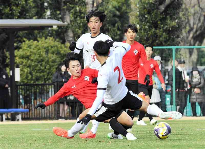 今季初の練習試合で先制点をアシストするロアッソ熊本のFW藤井（左）＝県民総合運動公園サッカー場