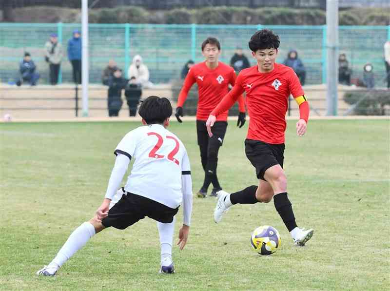 キャプテンマークを巻いてプレーするロアッソ熊本のDF岩下＝県民総合運動公園サッカー場