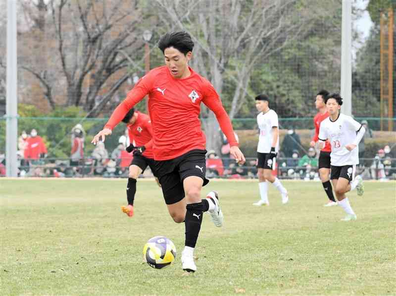 12日の練習試合でドリブルでボールを運ぶロアッソ熊本のFW半代＝県民総合運動公園サッカー場