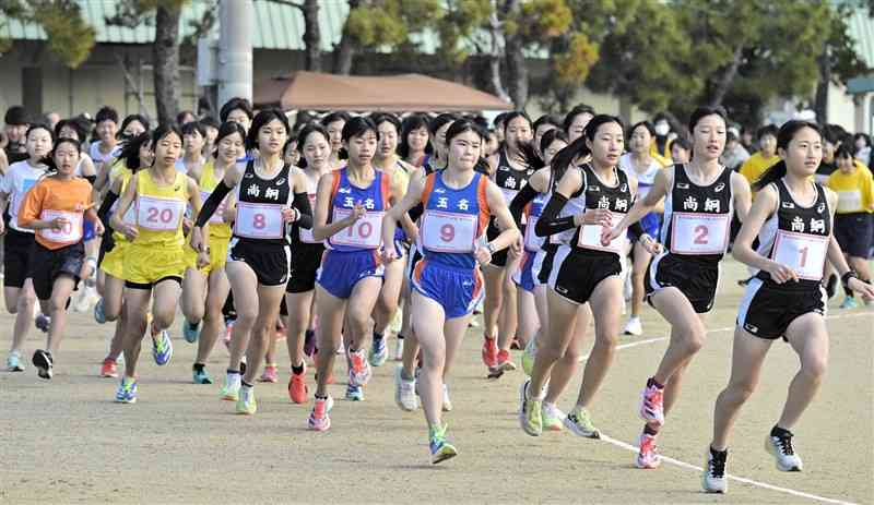 力走する女子3キロの参加者＝13日、長洲町