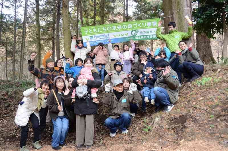 自然体験イベントの参加者やスタッフ＝11日、大津町