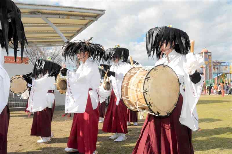 「くまもと★みなみ　うまかもんフェスタ」で踊る久連子古代踊り保存会員と練習生＝昨年12月、八代市