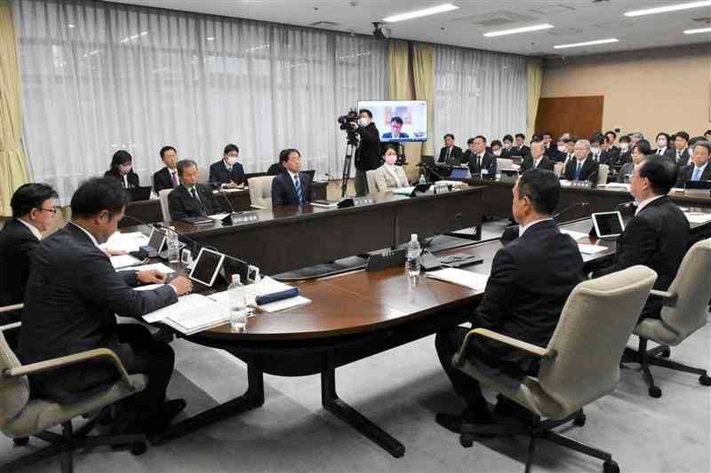 熊本市役所本庁舎の移転建て替えへの賛否を問う住民投票の条例案を否決した市議会総務委員会＝14日、市議会棟