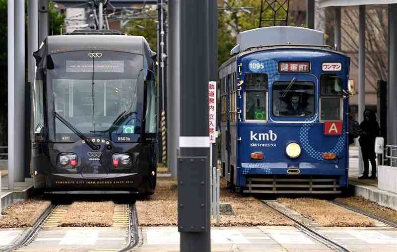 熊本駅前電停に停車する熊本市電の車両＝1月9日、熊本市西区（小野宏明）