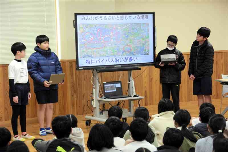 夜間のパトロール強化を訴える菊陽中部小の児童＝14日、菊陽町