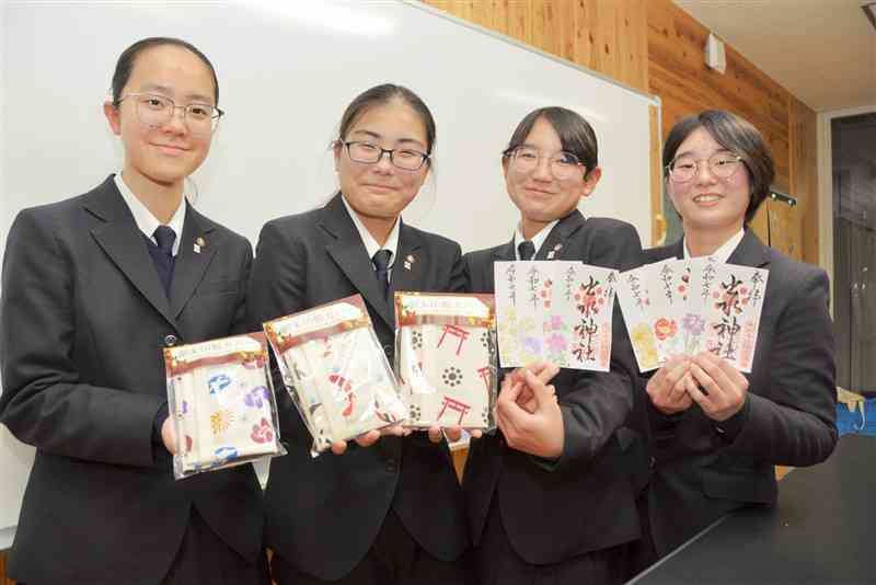 出水神社と協力して、肥後六花をデザインしたオリジナルの御朱印と、御朱印帳入れのカバーを作った熊本工高の生徒＝15日、熊本市中央区