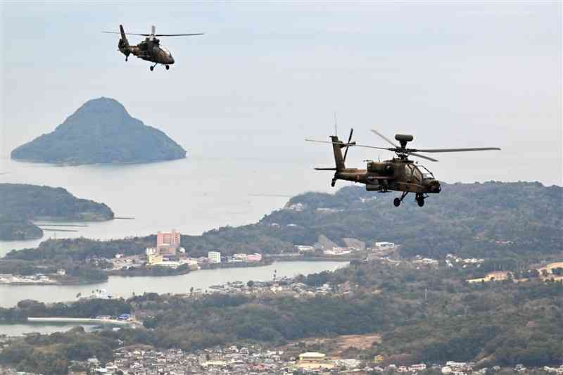 新年恒例の編隊飛行訓練で、上天草市上空を飛行する陸上自衛隊西部方面航空隊のヘリコプター＝16日午前11時10分ごろ（上杉勇太）