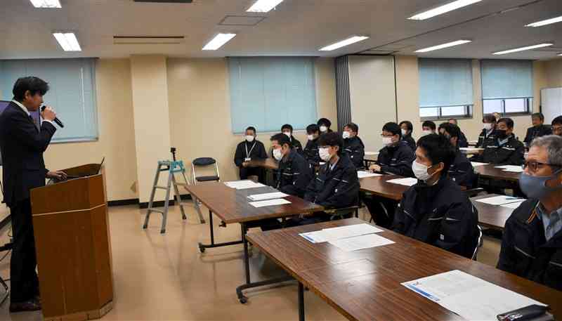 安全確認の重要性を熊本市電の運転士らに伝えるJR九州熊本支社安全推進室の中島正太担当課長（左）＝16日、熊本市中央区