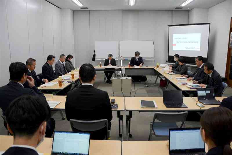 熊本市いじめ防止基本方針の一部見直し案について議論した市いじめ防止等対策委員会＝16日、同市中央区