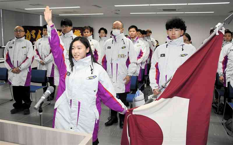 選手宣誓するスキー大回転少年女子の浦本真帆（手前左、第二高）と旗手を務めるアイスホッケー少年男子の今村元紀（開新高）＝16日、熊本市中央区