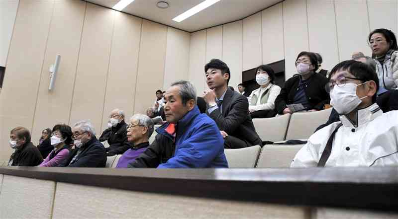 熊本市役所本庁舎の移転建て替えの賛否を問う住民投票条例案の採決を見守る市民団体のメンバーら＝17日、市議会棟