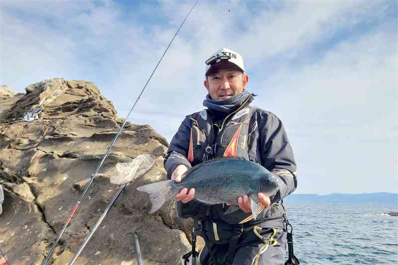 良型の寒グロを揚げた三輪義幸さん＝天草市牛深町のガン瀬