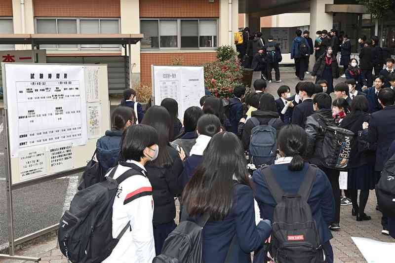 大学入試共通テストを控え、試験会場の下見に訪れた受験生たち＝17日午後、熊本市中央区の熊本大（上杉勇太）