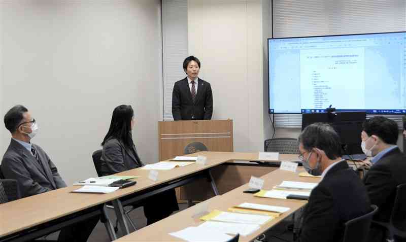 昨年7月に大津町主催の国際交流事業で女子中学生が亡くなった水難事故を検証する第三者委員会であいさつをする金田英樹町長（中央）＝17日、大津町