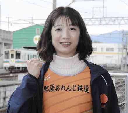 肥薩おれんじ鉄道をPRするユニホームで熊本城マラソンに出場する新田こずえさん＝鹿児島県出水市