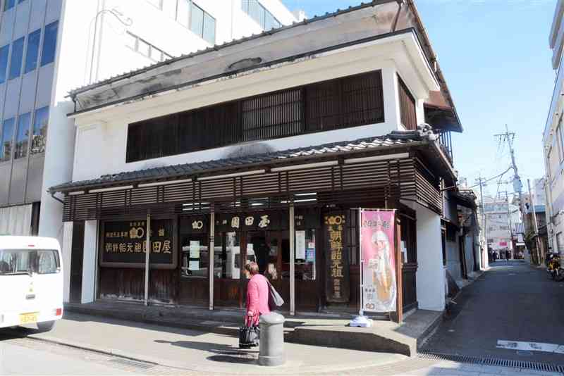 一帯の再開発で、いったん現在の店舗での営業を終える「老舗　園田屋」＝18日、熊本市中央区