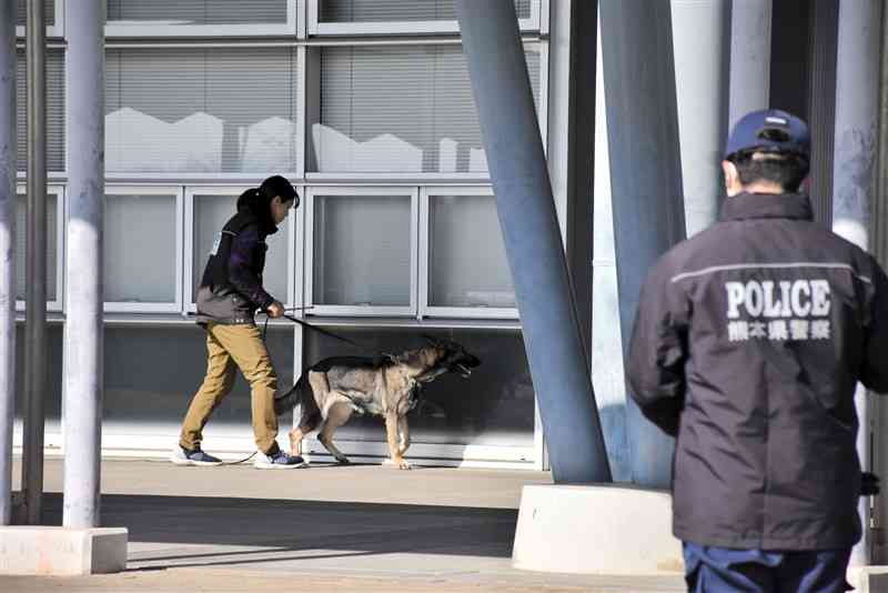 嘱託警察犬の審査会。参加した犬は火薬のにおいを染み込ませた布が入った箱を探していた＝18日、菊陽町