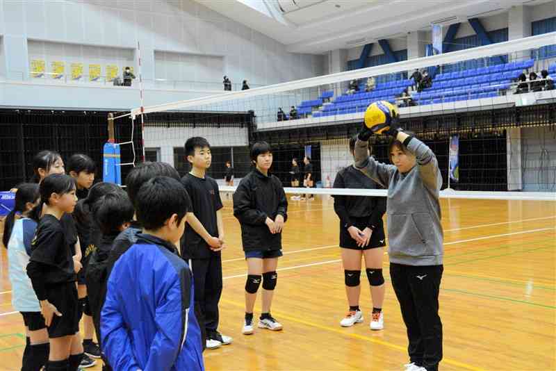 トスを上げるこつを教える竹下佳江さん（右）＝18日、水俣市