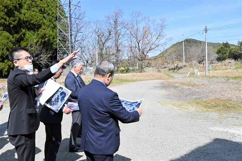 工業団地の建設予定地を視察する山鹿市議ら＝昨年3月、同市