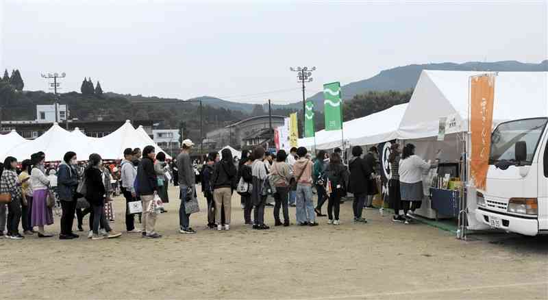 各地のクリのスイーツを求め、長い行列ができた全国モンブラン大会＝昨年11月、山鹿市（市提供）