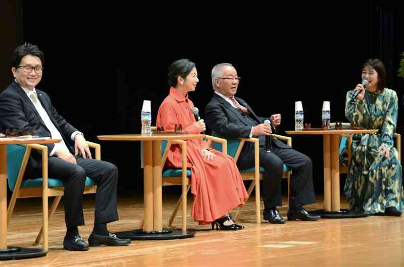 記念式典であったトークショーに登壇した（左から）吉本孝寿菊陽町長、宮崎美子さん、荒木耕治屋久島町長、寺田菜々海さん＝18日、菊陽町