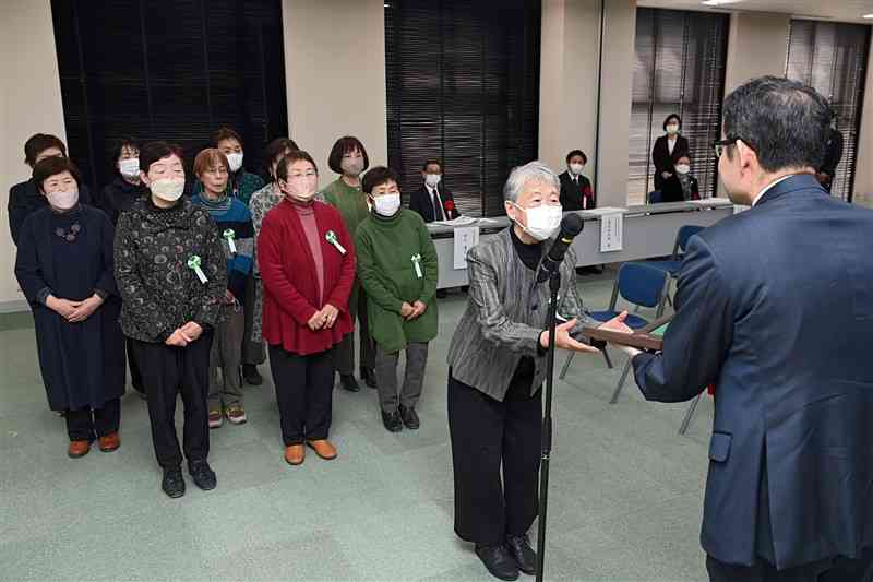 伊豆信太郎熊日社長（右）から表彰を受ける「あさぎり町社会福祉協議会ボランティア」のメンバー＝18日、熊本市中央区の熊日本社（上杉勇太）