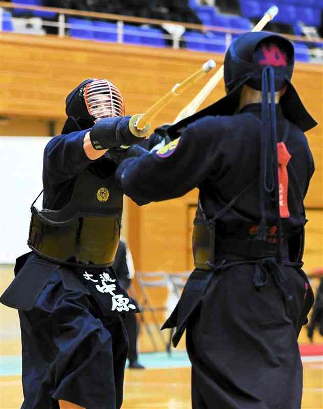 【男子決勝リーグ・文徳－九州学院】次鋒戦で攻め込む文徳の中原（左）＝山鹿市総合体育館