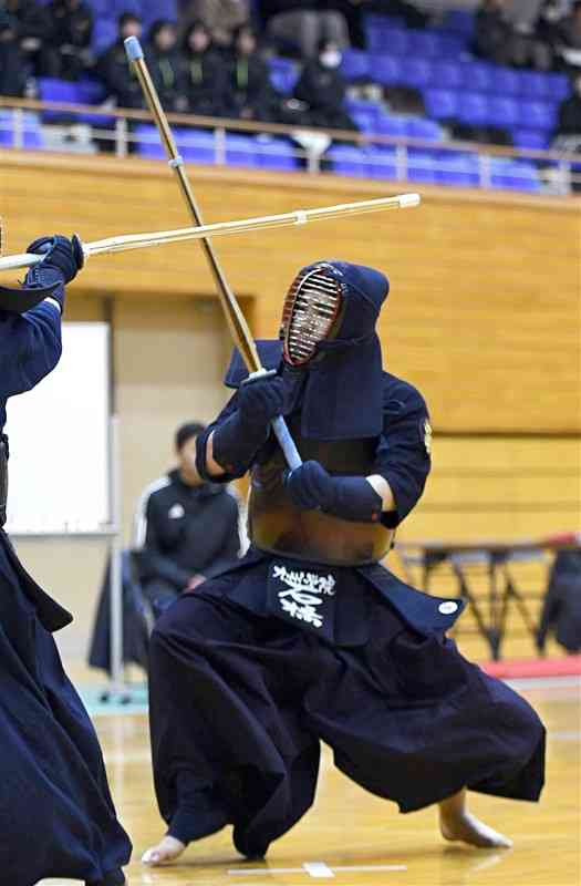 【男子決勝リーグ・文徳－九州学院】先鋒戦で競り合う九州学院の石橋（右）＝山鹿市総合体育館