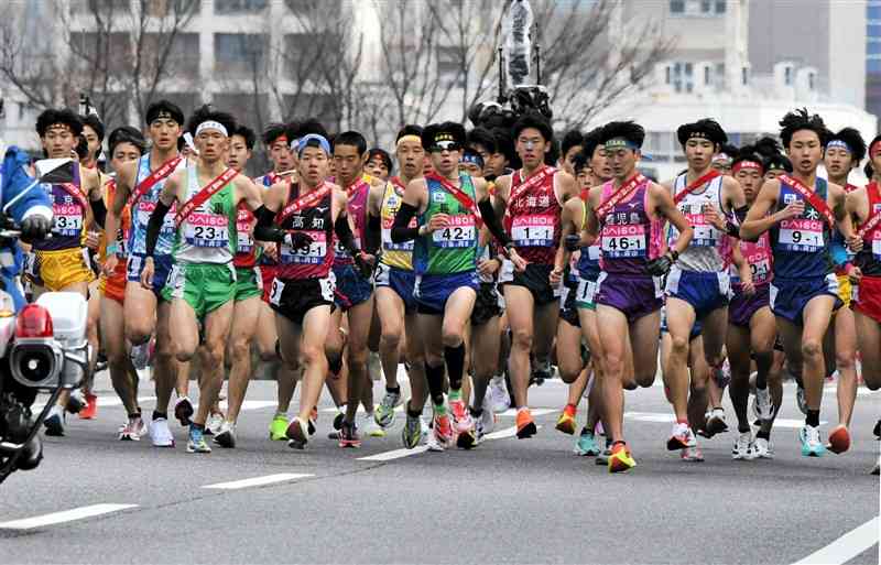 全国都道府県対抗男子駅伝でスタートする1区の選手たち＝広島市