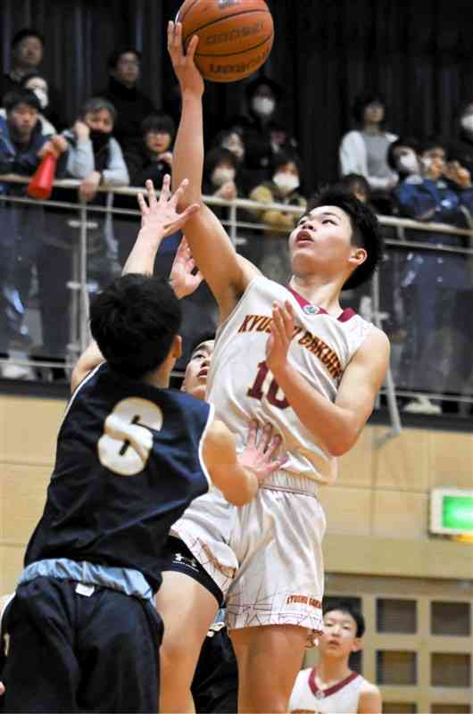 【男子決勝リーグ・九州学院－熊本工】第3クオーター、九州学院の船木（右）がシュートを放つ＝第二高