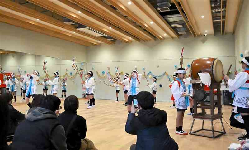 来場者の前で二見雨乞い踊りを披露する子どもたち＝19日、八代市