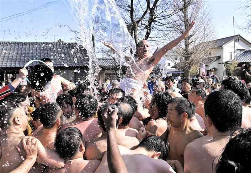 締め込み姿で的を奪い合う男衆＝19日、長洲町