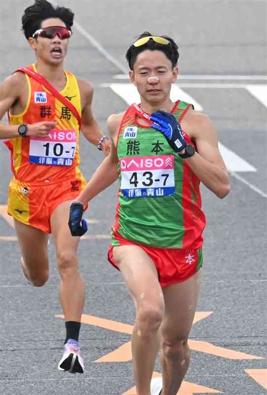 フィニッシュする熊本の井川龍人（右、旭化成）＝広島市の平和記念公園前（小野宏明）