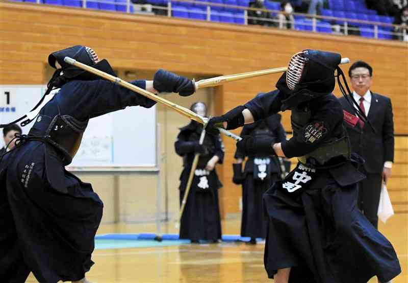 【女子決勝リーグ・八代白百合－菊池女子】中堅戦で攻め込む八代白百合の中司（右）＝山鹿市総合体育館