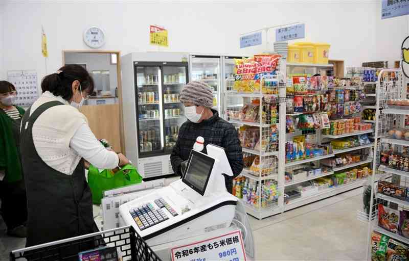 うぶマートの店内。食料品や日用品が並んでいる＝9日、産山村