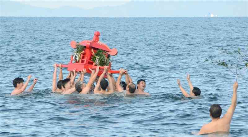 海に入り、みこしを担いで泳ぐ男衆＝20日、苓北町