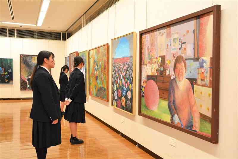 集大成となる作品が並ぶ必由館高芸術コースの卒業制作展＝21日、熊本市中央区