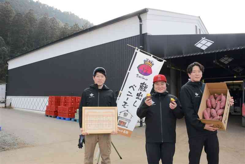 カライモの貯蔵庫（奥）を拡大復旧させた「なかせ農園」の中瀬靖幸社長（右）。左は中瀬健二常務、中央は南健太さん＝20日、大津町