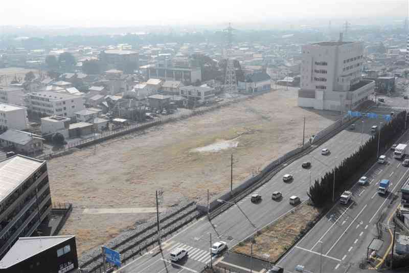 旧熊本市民病院跡地。写真右奥が7階建ての管理棟＝21日、熊本市東区（九重陽平）