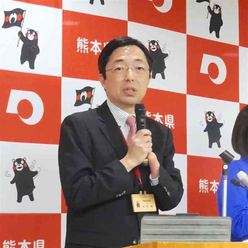 定例記者会見で質問に答える木村敬知事＝22日、県庁