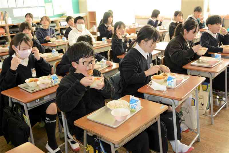 室っ子トマトカレーの給食を頰張る室小の子どもたち＝22日、大津町