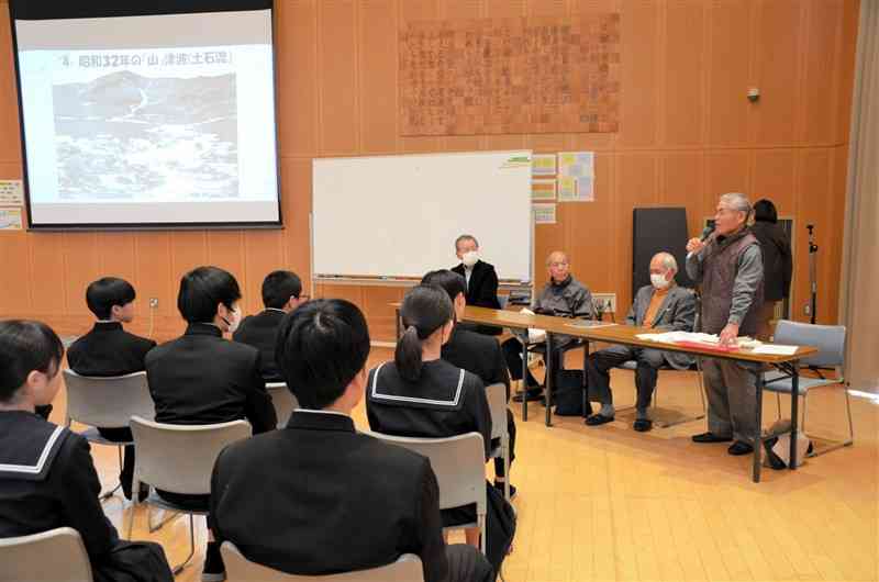 1957年に地域を襲った山津波の体験を天水中の生徒に語る住民ら（右側の4人）＝１月22日、玉名市