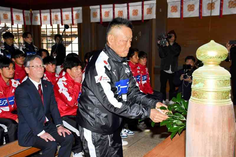 今季の必勝を祈願するロアッソ熊本の大木武監督（手前）ら＝熊本市東区の健軍神社