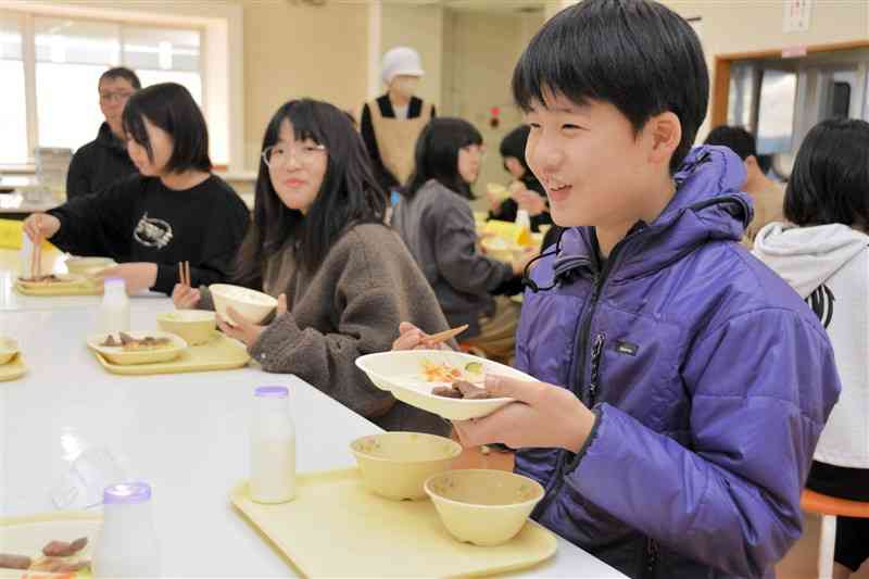 あか牛のサイコロステーキを味わう産山学園の児童たち＝24日、産山村