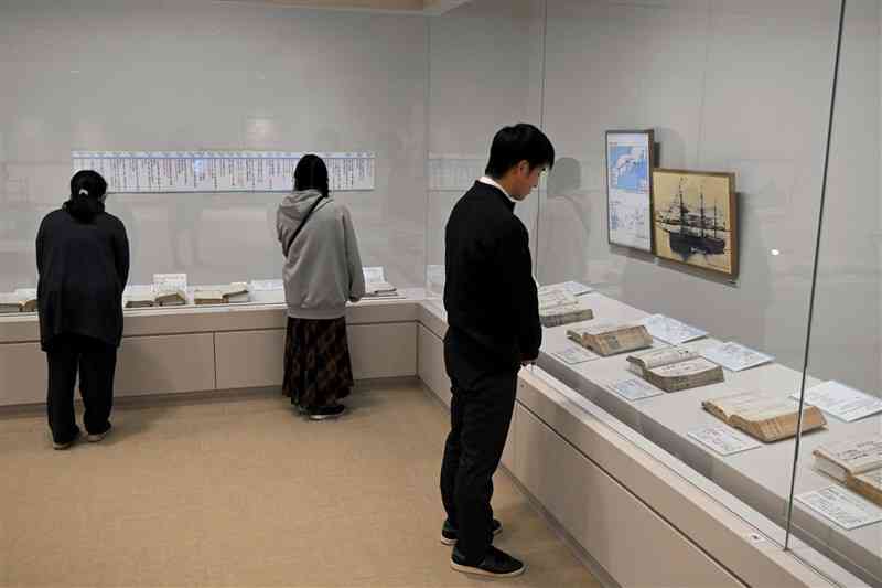 「くまもとを拓く－熊本県公文類纂展」で展示されている文書＝24日、熊本市中央区