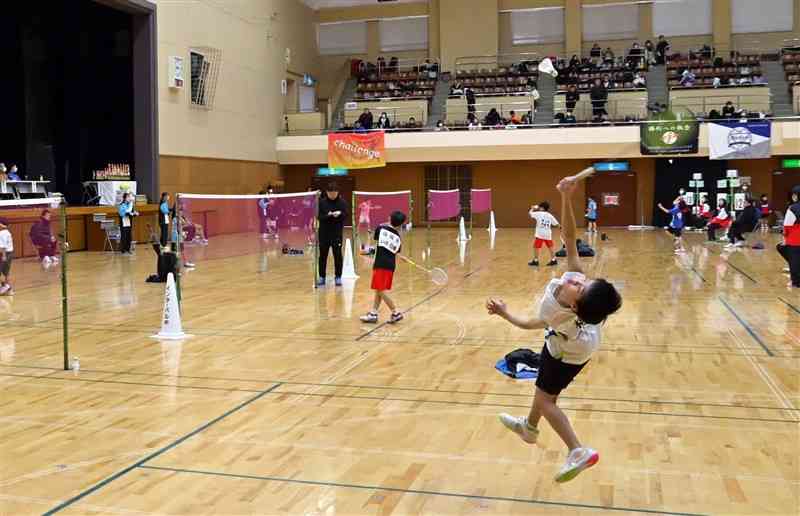 九州小学生PGAバドミントン大会で熱戦を繰り広げる小学生ら＝25日、八代市