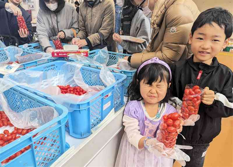 ミニトマトの詰め放題を体験した子どもたち＝25日、熊本市北区