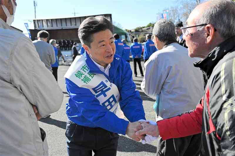 山鹿市長選の出陣式で支援者と握手する早田順一氏＝26日、同市